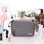 accessoire de voyage trousse de toilette grise