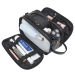 accessoires de rasage dans une grande trousse