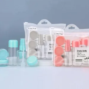kit de voyage avion avec produits de toilette