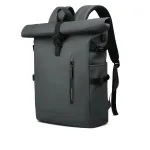 sac à dos roll top pour femmes en milieu urbain