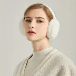 cache oreille en laine blanche