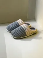 chausson côtelé au design moderne