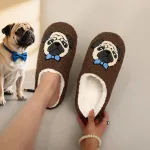 chaussons avec motif carlin