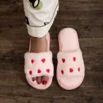 chaussons chaleureux avec cœurs