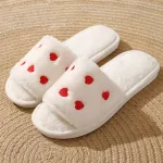 chaussons chaud avec des motifs cœurs