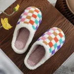 chaussons colorés en carreaux