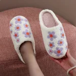 chaussons déco fleurs violettes