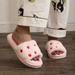 chaussons doux avec motifs cœurs