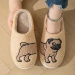 chaussons en forme de chien carlin