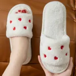chaussons en peluche avec love cœurs