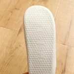 chaussons en peluche œil porte-bonheur