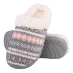 chaussons gris et rose au coin du feu
