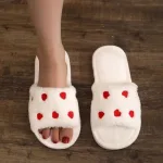 chaussons maison confortables femme cœurs