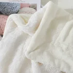 couverture beige en polaire Sherpa