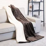 couverture chauffante en marron foncé