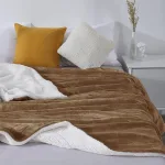 plaid Blandine en polaire marron avec doublure Sherpa