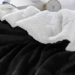 plaid noir en polaire avec doublure fourrure Sherpa