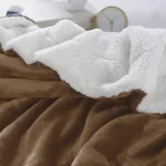 plaid polaire marron avec finition en fourrure Sherpa