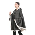 poncho polaire à capuche et poches latérales