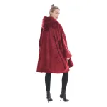 pull polaire rouge avec motif plaid